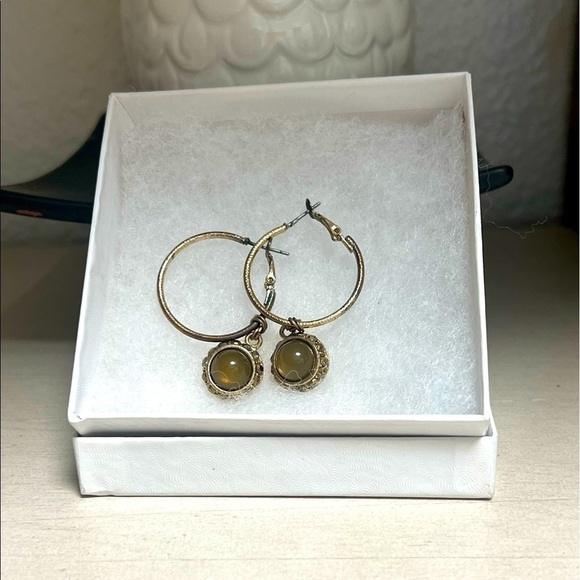 𝅺GOLD plated hoop earrings with removable amber green charm - Picture 1 of 2